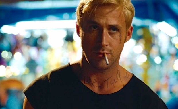 Ryan Gosling che tiene cose in bocca
