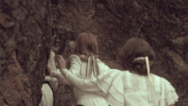 Picnic ad Hanging Rock le ragazze attraversano il varco